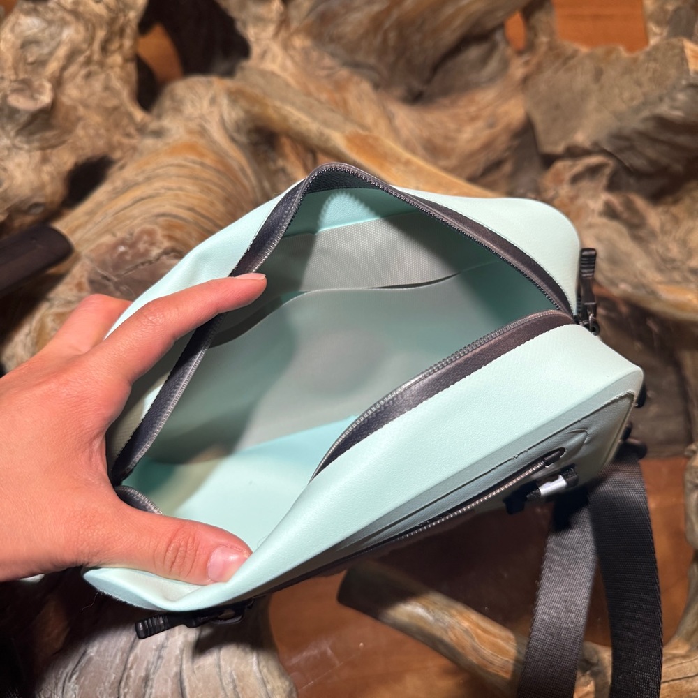 TOADFISH WATERPROOF SLING Fanny Pack - Picture 5 of 10